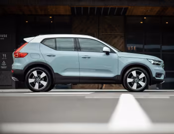 Volvo XC40 T4 Momentum [Japan] '2018–pr.