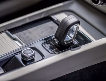 Interior Volvo XC60 B4 AWD Momentum [UK-spec] '2021–pr.