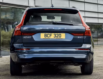 Volvo XC60 B4 AWD Momentum [UK-spec] '2021–pr.