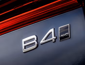 Volvo XC60 B4 AWD Momentum [UK-spec] '2021–pr.