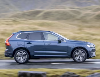 Volvo XC60 B4 AWD Momentum [UK-spec] '2021–pr.