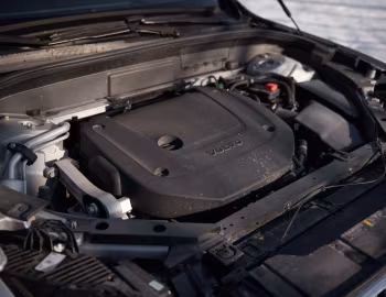 Sous la capuche 2022–pr. Volvo XC60 B6 AWD Inscription [North America] '2021–pr.