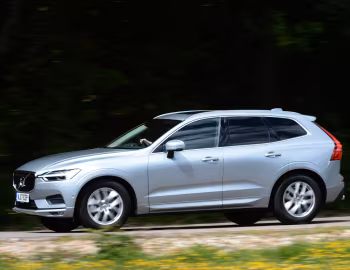 Volvo XC60 D4 Momentum [UK-spec] '2017–21