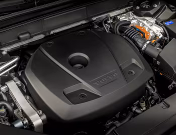 Sous la capuche Volvo XC60 T6 Recharge AWD Inscription [UK-spec] '2021–pr.