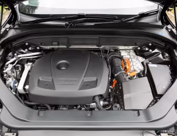 Sous la capuche Volvo XC60 T8 Inscription [UK-spec] '2017–21