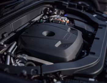 Sous la capuche Volvo XC60 T8 Inscription [Japan] '2017–21