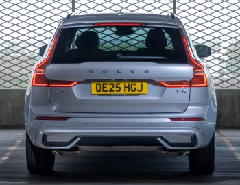 Volvo XC60 T8 Plug-in Hybrid AWD [UK-spec] '2025–pr.