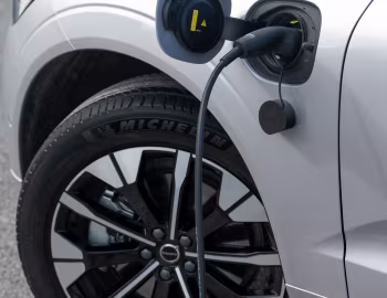 Volvo XC60 T8 Plug-in Hybrid AWD [UK-spec] '2025–pr.