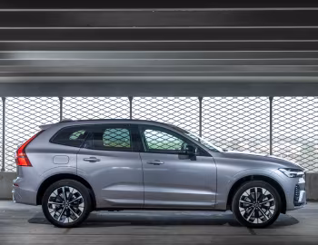Volvo XC60 T8 Plug-in Hybrid AWD [UK-spec] '2025–pr.