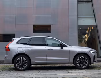 Volvo XC60 T8 Plug-in Hybrid AWD [UK-spec] '2025–pr.