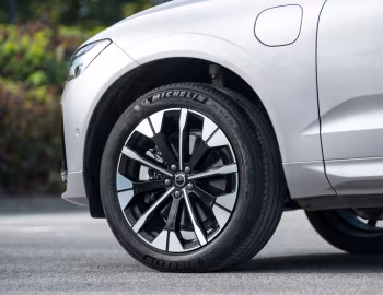 Volvo XC60 T8 Plug-in Hybrid AWD [UK-spec] '2025–pr.