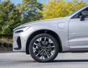 Volvo XC60 T8 Plug-in Hybrid AWD [UK-spec] '2025–pr.