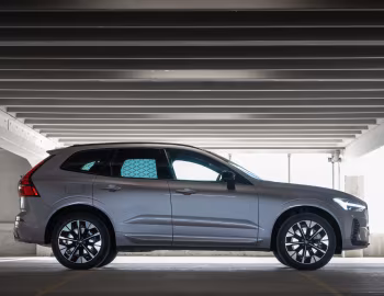 Volvo XC60 T8 Plug-in Hybrid AWD [UK-spec] '2025–pr.