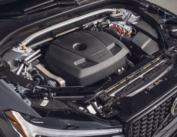 Sous la capuche 2022–pr. Volvo XC60 T8 Polestar Engineered [North America] '2022–pr.