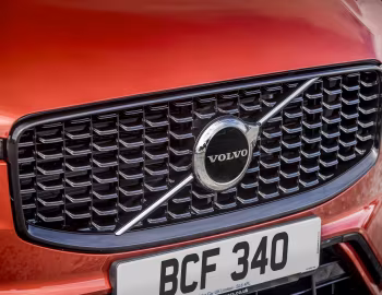 Volvo XC60 T8 Recharge AWD R-Design [UK-spec] '2021–pr.
