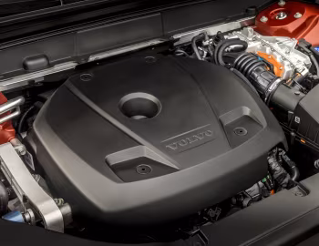 Sous la capuche Volvo XC60 T8 Recharge AWD R-Design [UK-spec] '2021–pr.
