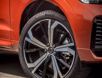 Volvo XC60 T8 Recharge AWD R-Design [UK-spec] '2021–pr.