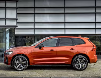 Volvo XC60 T8 Recharge AWD R-Design [UK-spec] '2021–pr.