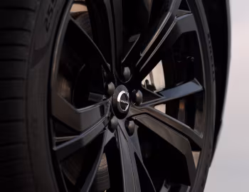 Volvo XC60 T8 Recharge Ultimate "Black Edition" [UK-spec] '2024–pr.