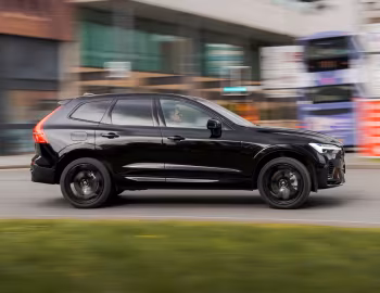 Volvo XC60 T8 Recharge Ultimate "Black Edition" [UK-spec] '2024–pr.