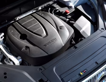 Sob o capô Volvo XC90 D5 Inscription [UK-spec] '2015–19