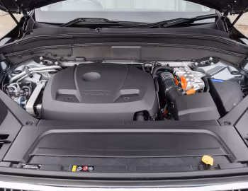 Sob o capô Volvo XC90 T8 Momentum [UK-spec] '2016–19
