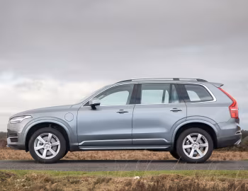 Volvo XC90 T8 Momentum [UK-spec] '2016–19