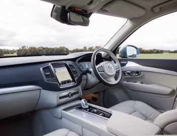 Interior Volvo XC90 T8 Momentum [UK-spec] '2016–19