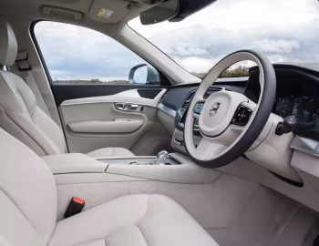 Interior Volvo XC90 T8 Momentum [UK-spec] '2016–19