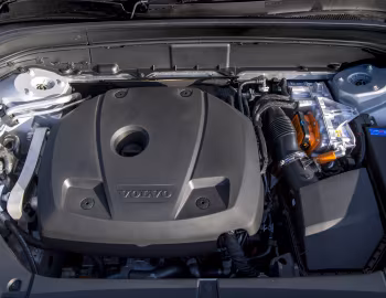 Sous la capuche Volvo XC90 T8 Recharge AWD R-Design [UK-spec] '2021–pr.
