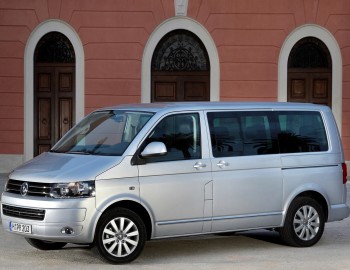 Coche, VW Multivan de Volkswagen T5, Van, modelo del año 2003-, rojo,  conducción, country road, diagonal desde la parte frontal, vista frontal  Fotografía de stock - Alamy