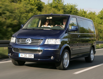 Coche, VW Multivan de Volkswagen T5, Van, modelo del año 2003-, rojo,  conducción, country road, diagonal desde la parte frontal, vista frontal  Fotografía de stock - Alamy