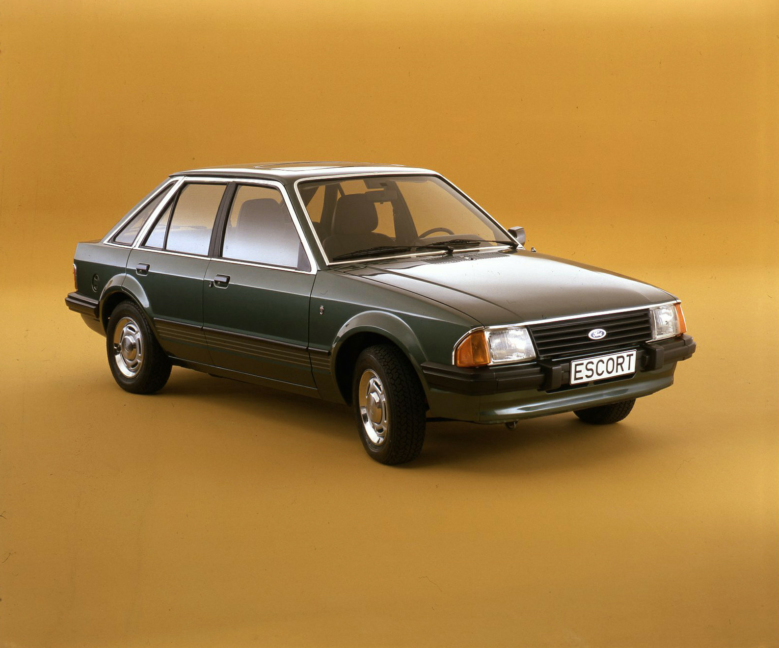 https://s3.wheelsage.org/picture/f/ford/escort_ghia_5-door_hatchback/ford_escort_ghia_5-door_hatchback_34.jpeg